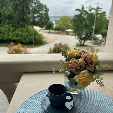 Apartment Elizi Summer House In South Bay Warna